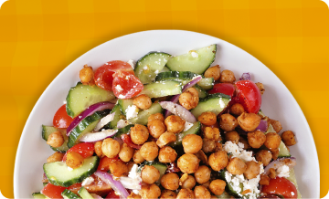 prato com salada mediterrânea, destacando alimentação saudável para controle do diabetes.