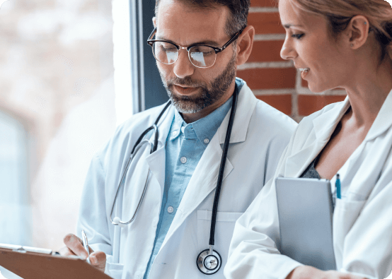 Dois médicos analisando informações em um prontuário